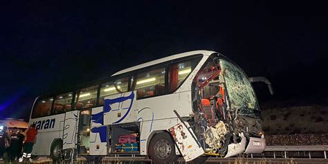Uşak’ta yolcu otobüsü TIR’a arkadan çarptı: 1’i ağır 15 yaralı